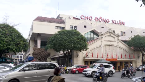 Đồng-Xuân-Markt,-Vierstöckiges-Gebäude-Im-Sowjetischen-Stil-Und-Lebhaftes-Aktivitätszentrum