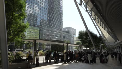 Japaner-Stehen-Schlange-Neben-Dem-Taxistand-Vor-Dem-Yaesu-Eingang-Vor-Dem-Bahnhof-Tokio