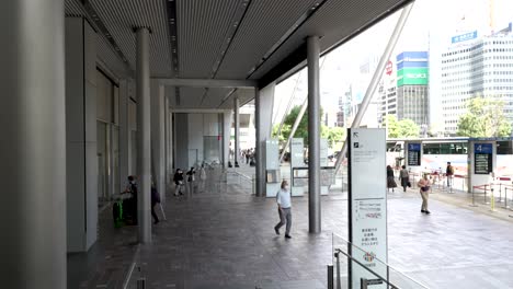 Beim-Herunterfahren-Der-Rolltreppe-An-Der-Yaesu-Eingangsseite-Vor-Dem-Bahnhof-Tokio-Wird-Eine-Gemächliche-Sequenz-Aufgenommen