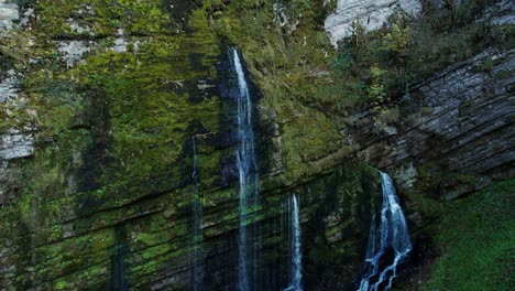 Luftaufnahme-Des-Wasserfalls-Gorges-Du-Flumen-Im-Jura,-Region-Bourgogne-Franche-Comté,-Französische-Landschaft-Im-Herbst