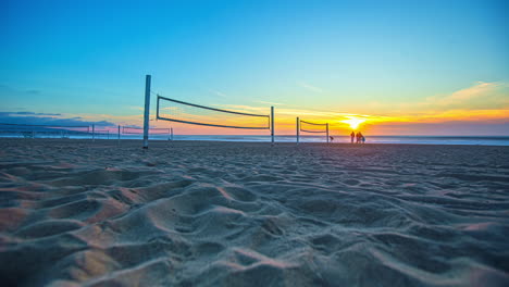 Zeitraffer-Des-Sonnenuntergangs-über-Einem-Beachvolleyballfeld,-Sonniger-Abend-In-Kalifornien,-USA