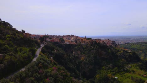 Drone-shot-flying-towards-the-town-of-Tivoli,-Italy