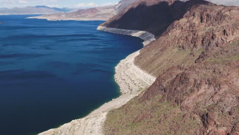 Eine-Hochfliegende-Drohne-Schoss-über-Lake-Mead,-Einem-Riesigen-Stausee,-Der-Durch-Den-Hoover-Staudamm-Am-Colorado-River-Gebildet-Wurde-Und-An-Der-Grenze-Zwischen-Arizona-Und-Nevada,-östlich-Von-Las-Vegas-Liegt