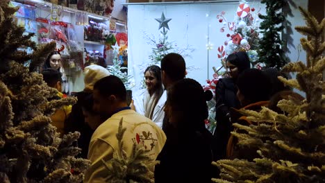 Weihnachtsstadtdekoration,-Silvesterabend-Im-Städtischen-Landschaftsdesign-Laden,-Dekoriert-Mit-Geschenkspielzeug-Schneeflocken-Und-Fröhlichen-Dekorativen-Bunten-Elementen-Im-Iranischen-Teheraner-Stadtbild-Einkaufszentrumsfestival