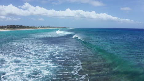Luftaufnahme-Von-Korallenriffen-Und-Meereswellen-Vor-Weißem-Sandstrand-Und-Küste-Von-Tonga,-Polynesien
