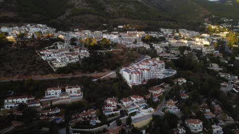 Wunderschöne-Gemeinde-Mijas-In-Andalusien,-Spanien,-Luftdrohnenansicht