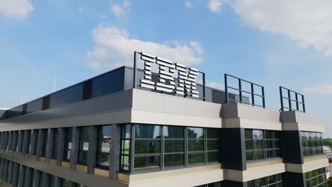 IBM-Logo-Vor-Blauem-Himmel-Auf-Dem-Dach-Eines-Modernen-Geschäftsgebäudes