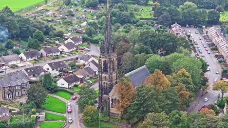 Der-Turm-Der-Kirche-Erhebt-Sich-über-Das-Land-In-Huddersfield