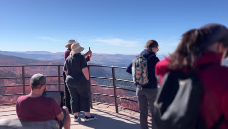 Turistas-Observando-Majestuosos-Cañones-En-El-Parque-Nacional-Bryce-Canyon