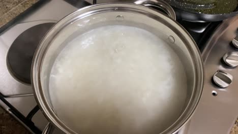 Nahaufnahme-Des-Reiskochens,-Bei-Dem-Aromatischer-Dampf-Freigesetzt-Wird-Und-Eine-Verlockende-Szene-Der-Kulinarischen-Zubereitung-Entsteht