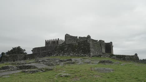 Castillo-Medieval-Lindoso-En-Una-Colina-Rocosa,-Portugal