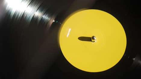 Vinyl-Dreht-Sich-Auf-Einem-Plattenspieler-–-Aufnahme-Aus-Einem-Hohen-Winkel