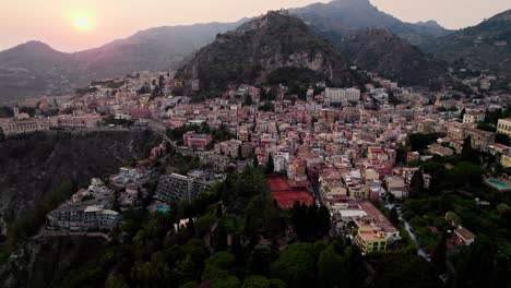 Luftdrohnenaufnahme-über-Taormina-Nach-Sonnenuntergang-Auf-Der-Insel-Sizilien
