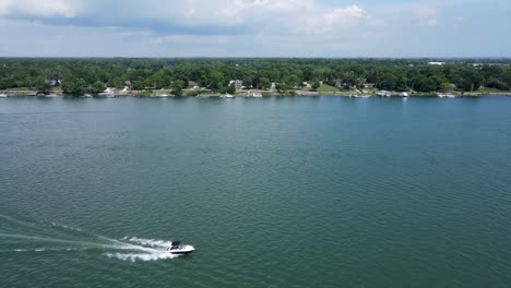 Fishing-boat-in-the-Detroit-River-near-Grosse-Ile,-Trenton-Michigan,-USA
