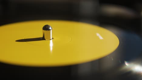 Ultra-Nahaufnahme-Einer-Vinylplatte,-Die-Sich-Auf-Einem-Plattenspieler-Dreht
