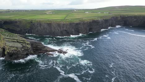 Kilkee-high-cliffs,-Loop-Head-Peninsula,-County-Clare-in-Ireland