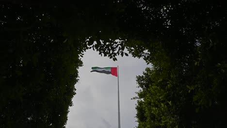 El-Asta-De-Bandera-Gigante-De-Abu-Dhabi-Es-Actualmente-La-Más-Alta-De-Los-Emiratos-Árabes-Unidos.