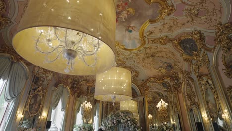 Historische-Innendetails-Des-Goldenen-Ballsaals-Der-Villa-Cora-In-Florenz,-Toskana,-Italien,-Mit-Luxuriösem-Dekor-Und-Ornamenten-Mit-Großen-Lampen