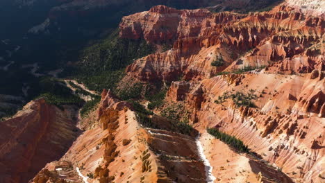 Drone-tilting-in-front-of-red-sandstone-formations,-in-sunny-Bryce-Canyon,-Utah
