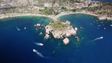 Luftaufnahme-Der-Insel-Isola-Bella,-Die-In-Der-Nähe-Von-Taormina-Nahe-Der-Küste-Liegt