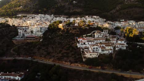 Private-Anwesen-Der-Stadt-Mijas-In-Spanien,-Luftdrohnenansicht