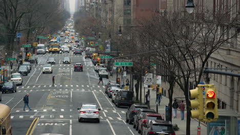 Der-Verkehr-Bewegt-Sich-Im-Zeitraffer-Auf-Der-Amsterdam-Avenue-In-New-York-City,-Blick-Nach-Süden