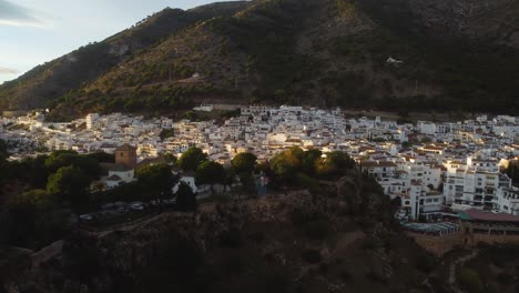 Weiße-Gemeinde-In-Den-Bergen-Andalusiens,-Spanien,-Luftdrohnenansicht
