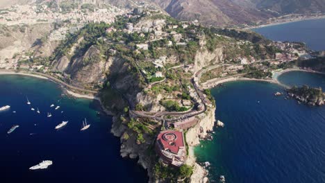 Luftaufnahme-über-Dem-Meer,-Während-Eine-Drohne-Bei-Sonnenuntergang-In-Der-Nähe-Von-Taormina,-Sizilien,-Eine-Insel-Umkreist