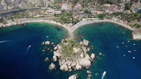 Luftaufnahme-Von-Oben-über-Die-Insel-Isola-Bella,-Die-In-Der-Nähe-Von-Taormina-Nahe-Der-Küste-Liegt