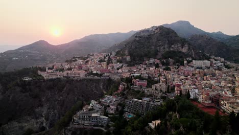 Video-Aéreo-De-Drones-Sobre-Taormina-Al-Atardecer