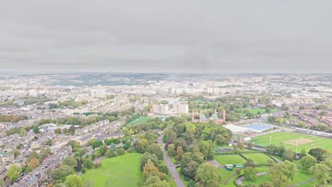 Ein-Phänomenaler-Blick-über-Bradford:-Ein-Park,-Eine-Kirche,-Jede-Menge-Büros-Und-Wohngebäude-Erstrecken-Sich-Entlang-Der-Skyline