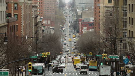 Verkehr-Und-Fußgänger-Im-Zeitraffer-Auf-Der-Amsterdam-Avenue-In-Upper-Manhattan,-New-York-City