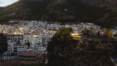 Municipio-Blanco-En-Las-Montañas-De-España,-Vista-Aérea-De-Drones