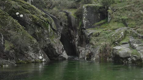 Abgeschiedener-Natürlicher-Pool-Inmitten-Der-Natur-Von-Gerês,-Portugal