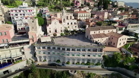 Aerial-drone-shot-about-the-main-square-of-Taormina,-Sicily