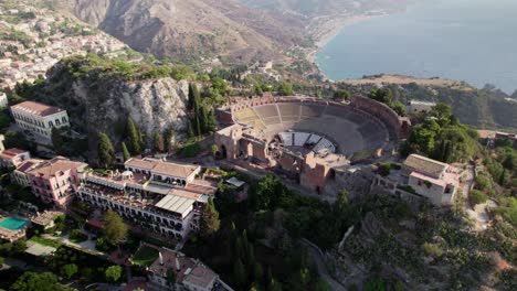 Drone-Volando-Alrededor-Del-Anfiteatro-Del-Coliseo-Sobre-El-Casco-Antiguo-De-Taormina