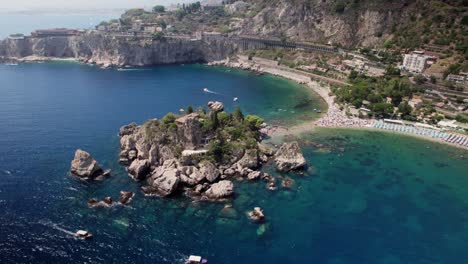 Luftaufnahme-Der-Insel-Isola-Bella,-Die-In-Der-Nähe-Von-Taormina-Nahe-Der-Küste-Liegt