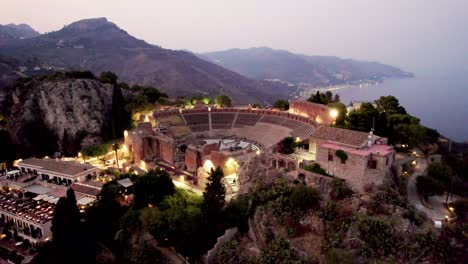 Drohne-Kreist-Nachts-Um-Ein-Kolosseum-Amphitheater-über-Der-Altstadt-Von-Taormina