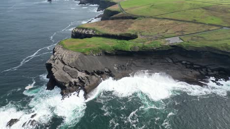 Ocean-waves-breaking-along-wild-and-spectacular-cliffs-of-Kilkee,-County-Clare-in-Ireland