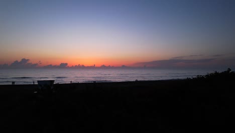 Florida-Beach-Sonnenaufgang-Aus-Der-Luft-An-Einer-Palme-Vorbeifliegen