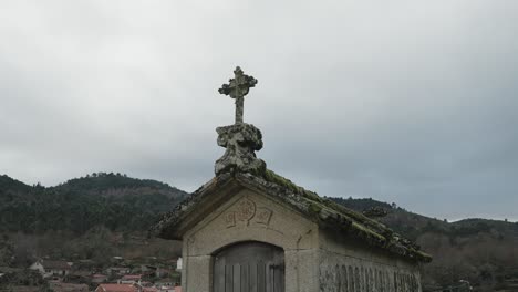 Antiguo-Granero-Con-Cruz-De-Piedra-En-Lindaso.