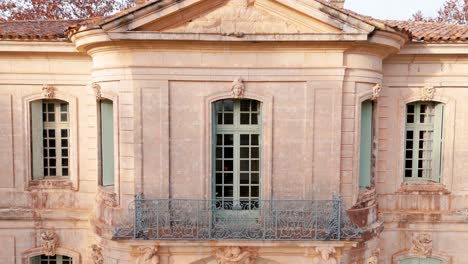 Elegante-Architektur-Des-Château-De-L&#39;engarran-Mit-Aufschlussreichen-üppigen-Gärten