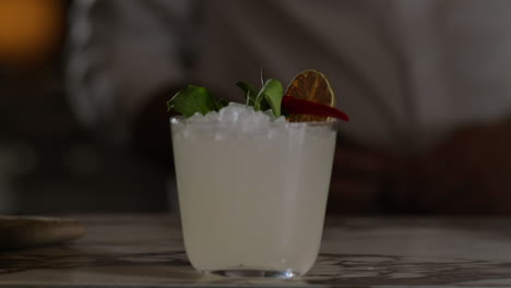 Der-Barkeeper-Präsentiert-Eine-Margarita-Mit-Thai-Chili-Und-Basilikum