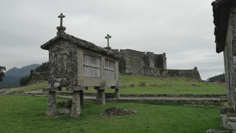 Los-Antiguos-Graneros-Espigueiros-De-Lindoso-Con-Vista-Al-Castillo.