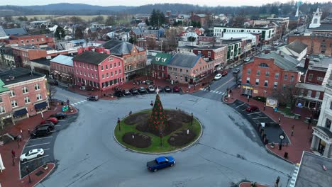 Small-American-town-during-Christmas-time-with-Christmas-tree-in-center-of-roundabout
