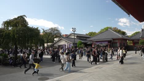 Busy-Crowds-Of-Tourists-At-End-Of-Nakamise-dori-Street-Heading-Towards-Hōzōmon-Gate-At-Senso-ji-Temple