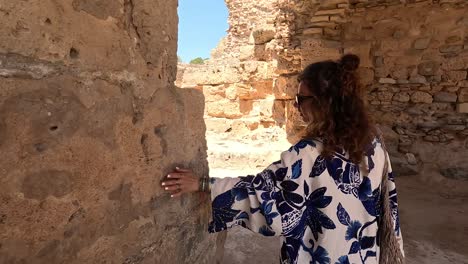 Folge-Mir,-Aufnahme-Der-Frauen-In-Traditioneller-Kleidung-In-Der-Historischen-Stadt-Karthago-In-Tunesien