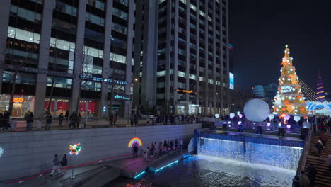Menschen,-Die-Nachts-Während-Der-Winterferien-In-Seoul-Am-Weihnachtsbaum-Und-Einem-Cheonggyecheon-Bach-Spazieren