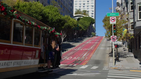 Ein-Bus-Einer-Marktstraßenbahngesellschaft-Manövriert-Durch-Die-Straßen-Von-San-Francisco,-Kalifornien-–-Totale