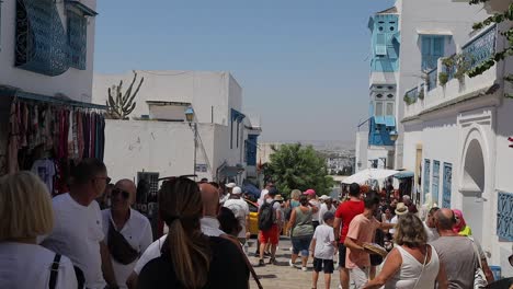 Main-Street-with-a-lot-of-tourists-in-Sidi-Bou-Said,Tunisia